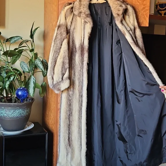 Luxurious Vintage Long Mink Fur Coat - Picture 2 of 6
